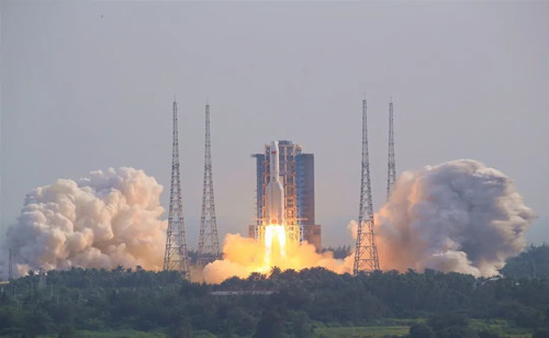 O foguete Longa Marcha 5B coloca o módulo Mengtian em órbita para a estação espacial Tiangong da China.